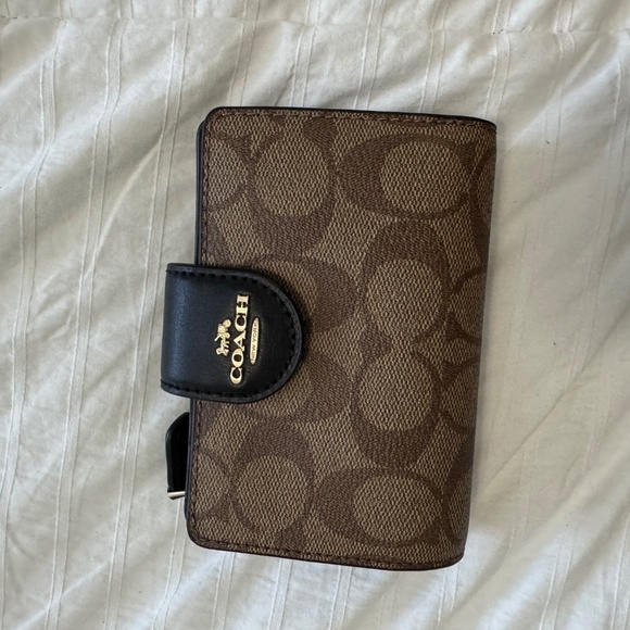 New Coach women’s Medium Corner Zip Wallet In Signature Canvas - Picture 3 of 5